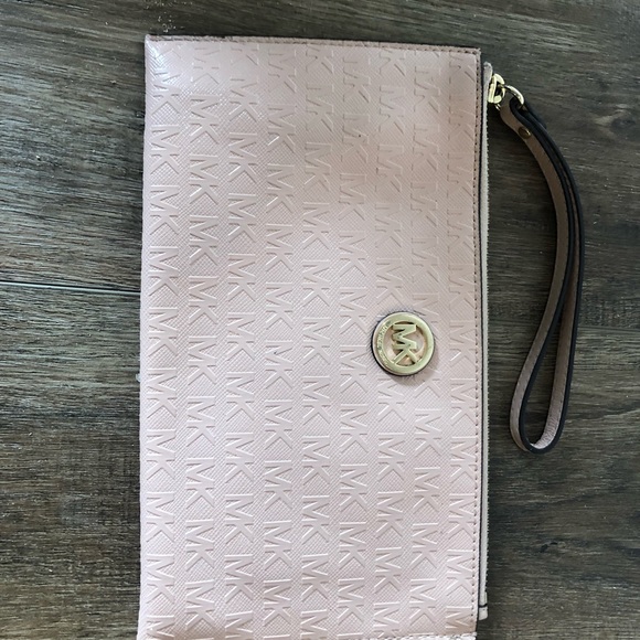 New Michael Kors Wristlet - Picture 1 of 3